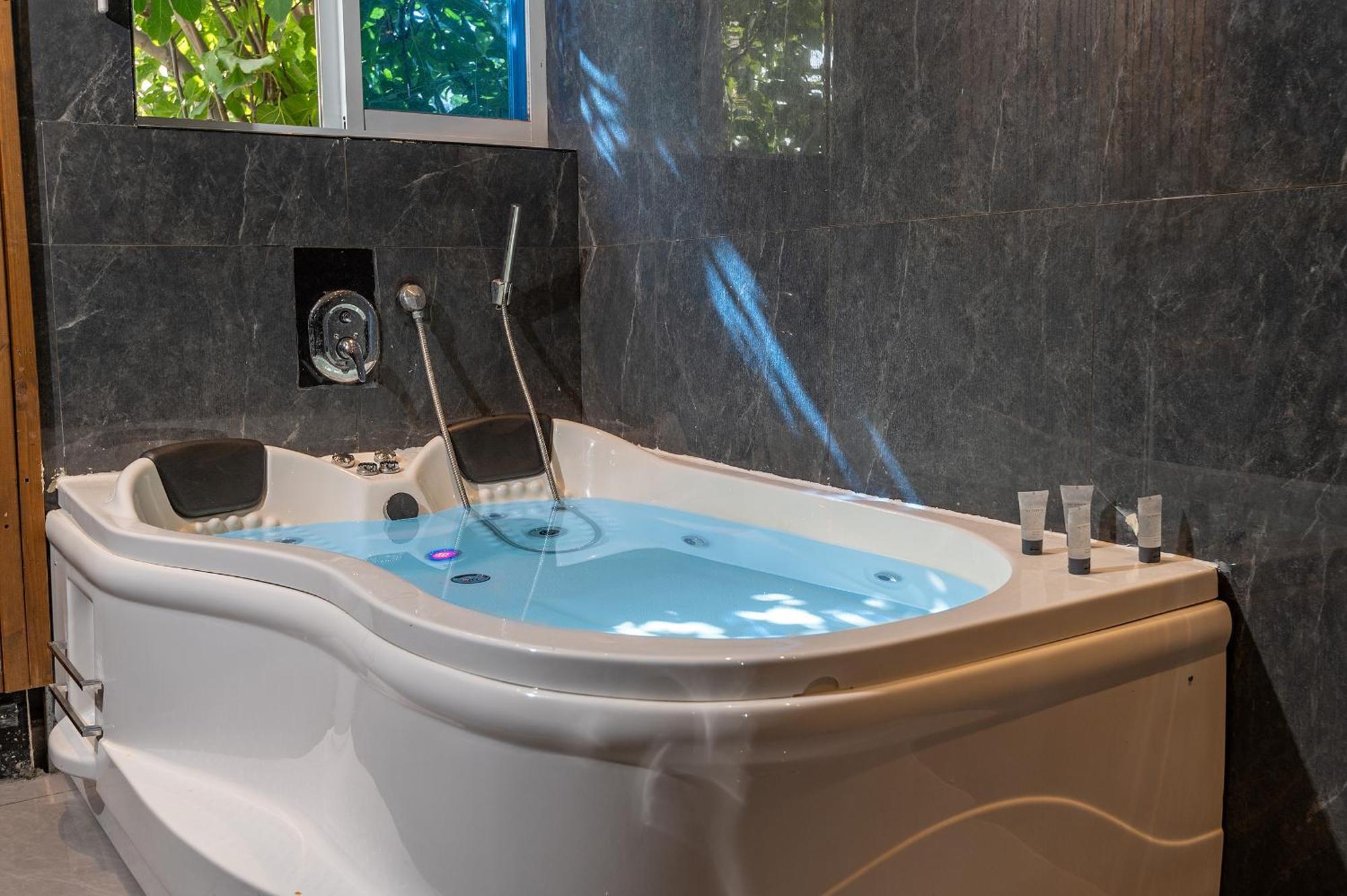 Lago Suites Hotel エルサレム エクステリア 写真